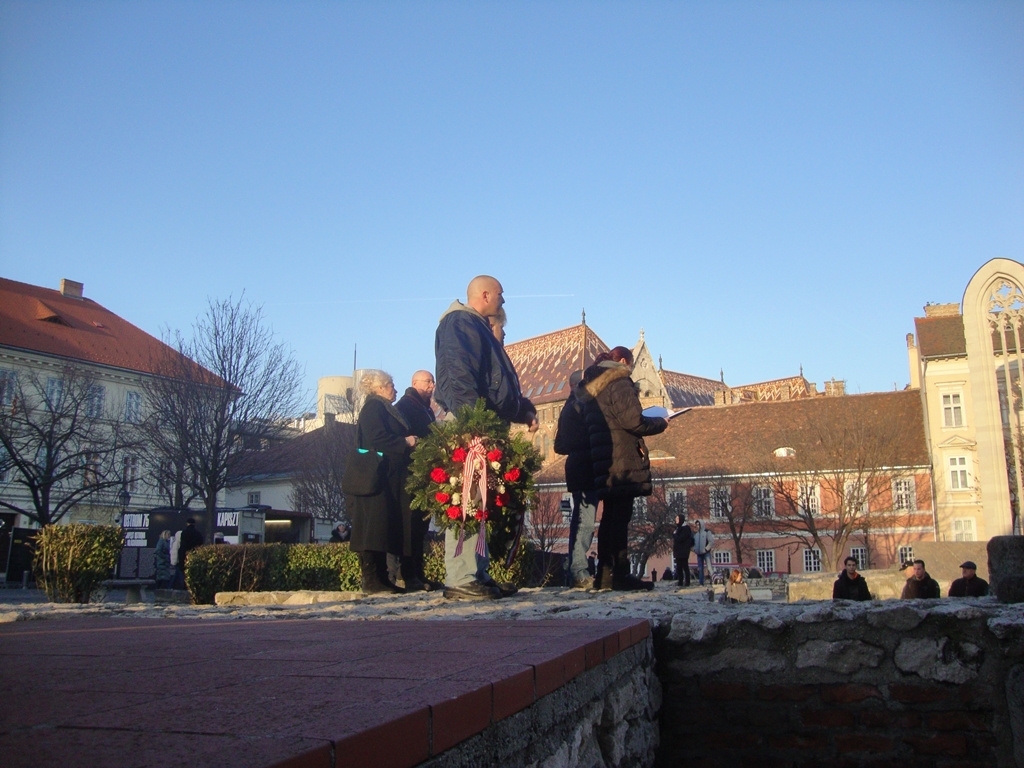 200208.Várban főhajtás 10 x